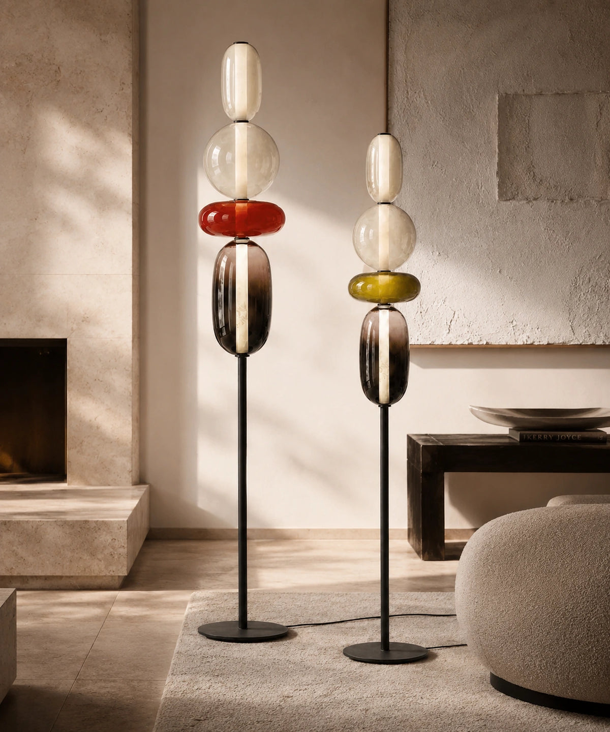 Deux lampadaires boules de verre, accords rouge et olive, allumés dans un salon en travertin