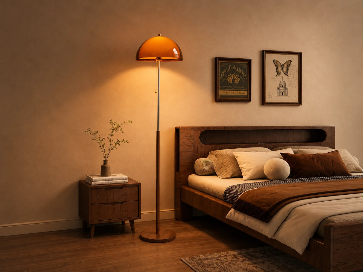 Lampadaire champignon à abat-jour ambré et chaînette, près d’un lit Image