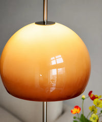 Détail du dôme de verre soufflé dégradé orange vers crème, allumé