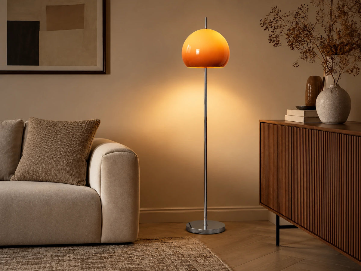 Lampadaire champignon orange à pied chromé, vue entière près d’un fauteuil Image