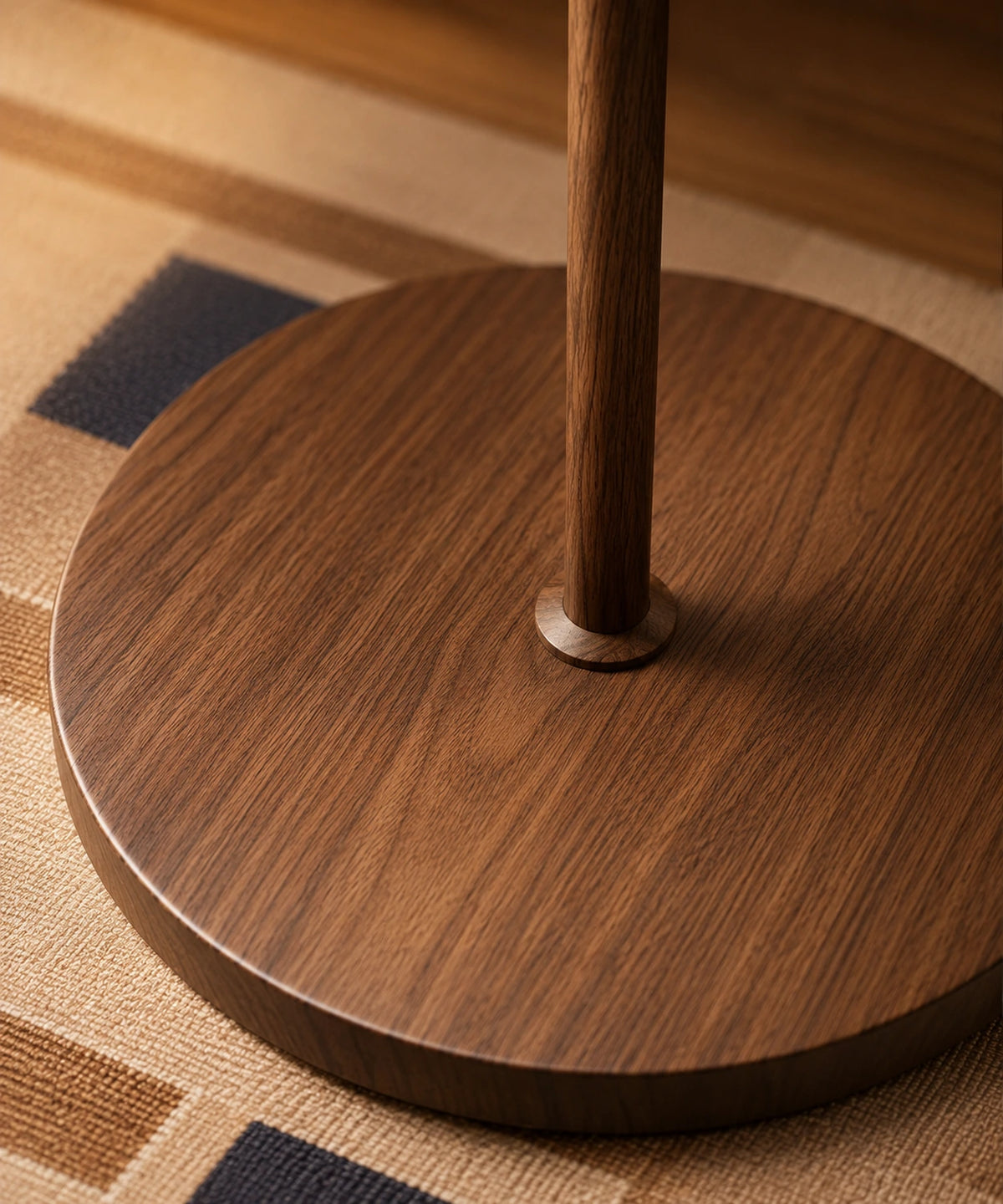 Socle rond en finition bois foncé du lampadaire champignon vintage, sur un tapis à motifs