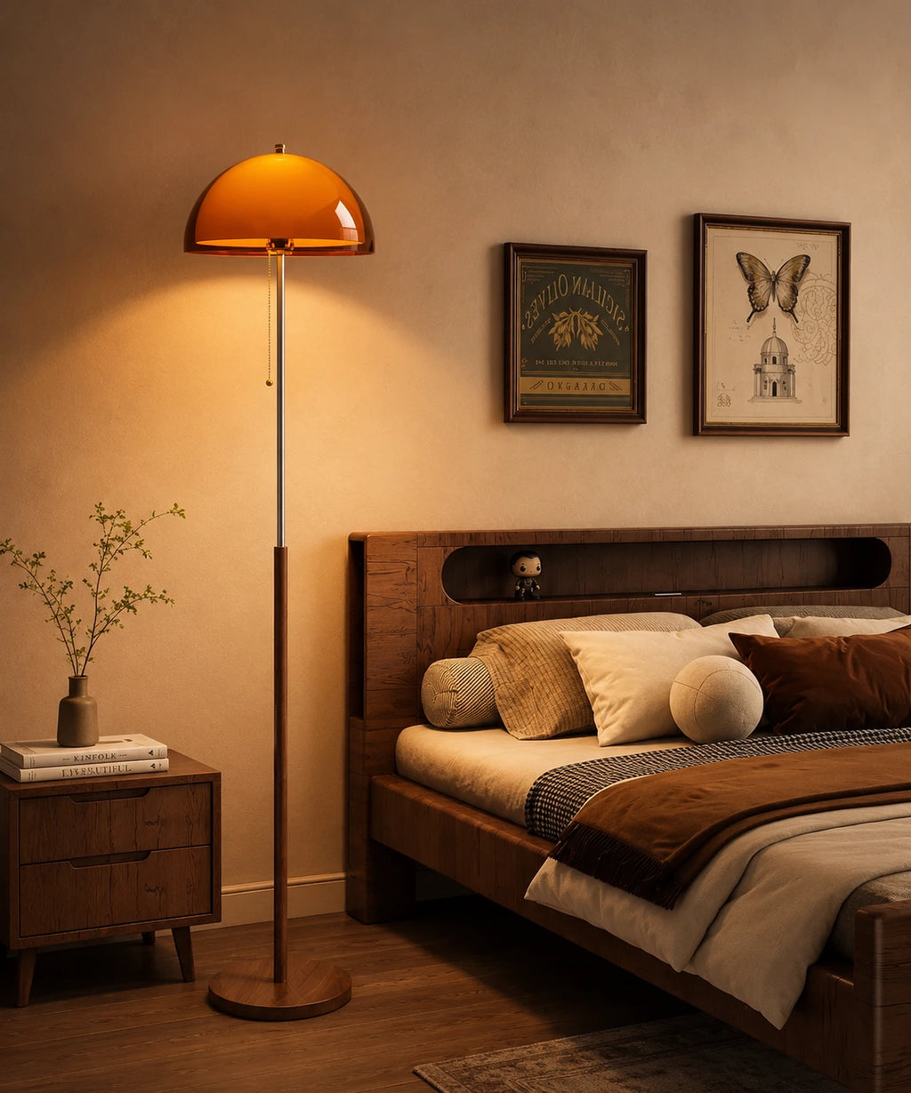 Lampadaire champignon vintage à dôme ambré allumé au chevet d’un lit en bois