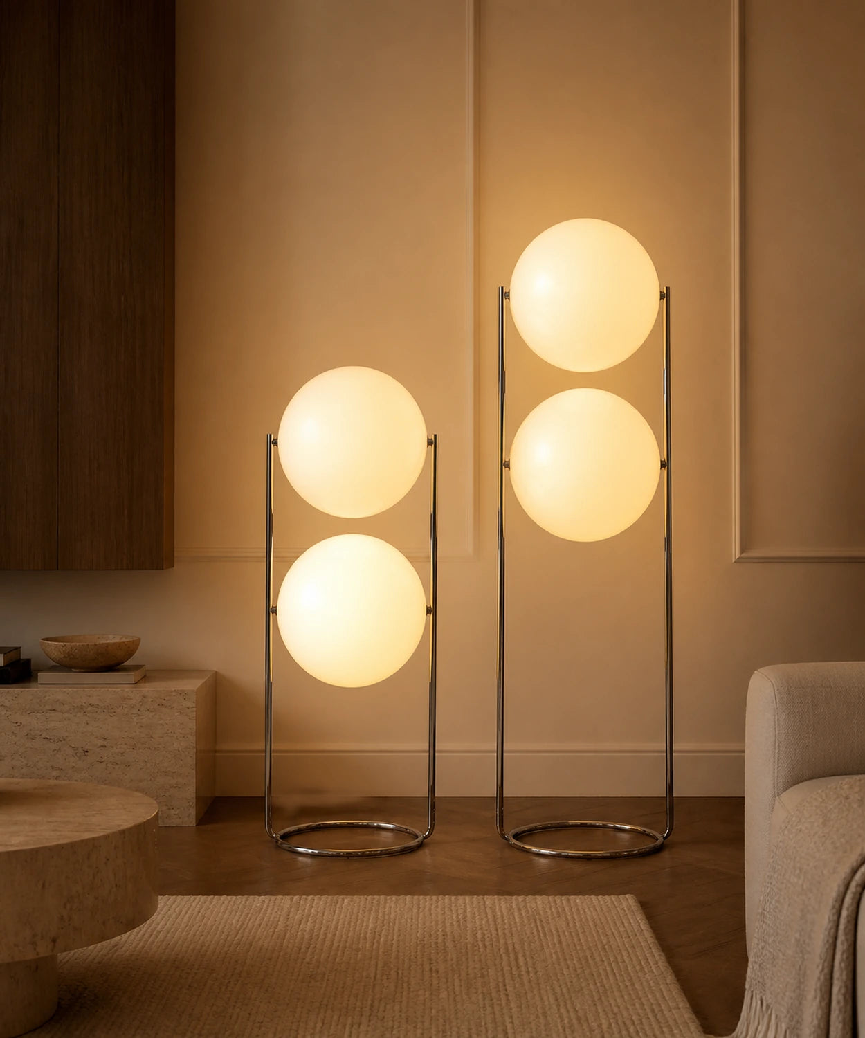 Lampadaire à deux boules opalines, deux exemplaires allumés dans un intérieur clair Image