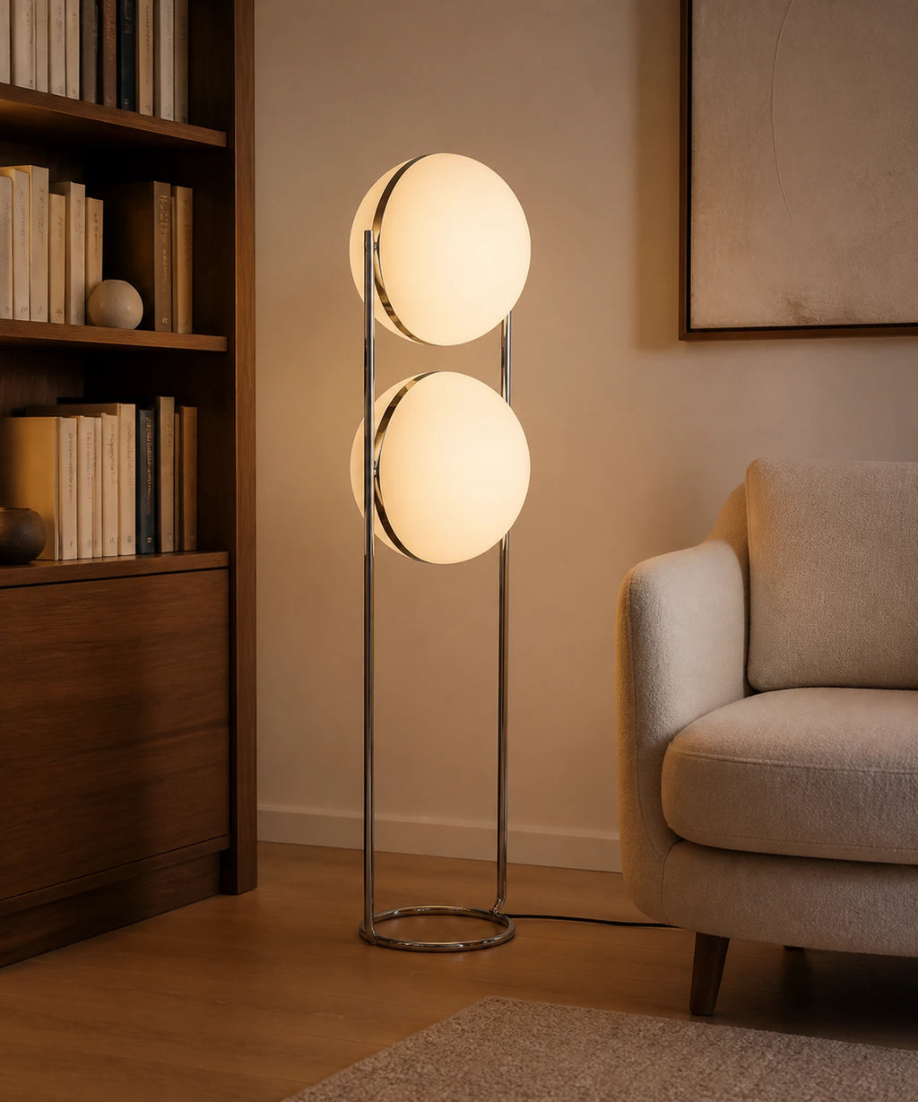 Lampadaire à deux boules opalines dans un coin lecture