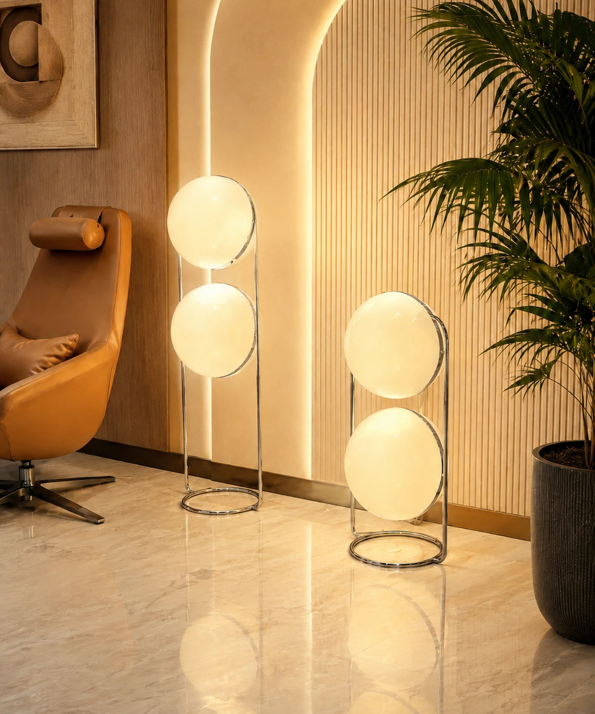 Deux lampadaires deux boules opalines allumés dans un salon, fauteuil en cuir orange