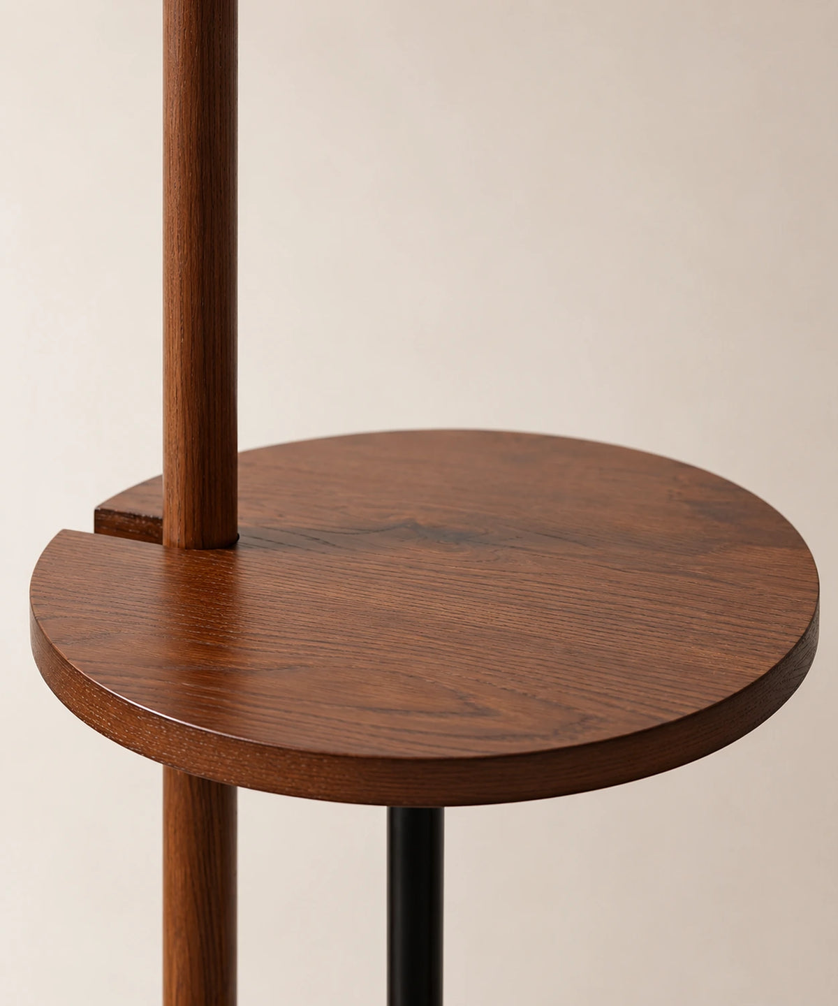 Tablette ronde en bois massif teinté noyer traversée par le mât du lampadaire