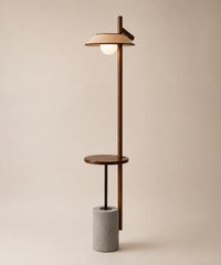 Lampadaire liseuse avec tablette en bois, socle en ciment et abat-jour en lin, vue d’ensemble