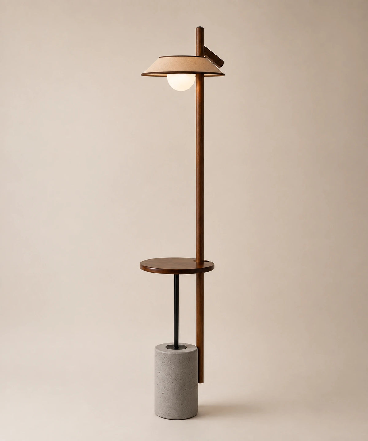 Lampadaire liseuse avec tablette en bois, socle en ciment et abat-jour en lin, vue d’ensemble