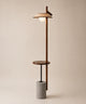 Lampadaire liseuse avec tablette en bois, socle en ciment et abat-jour en lin, vue d’ensemble