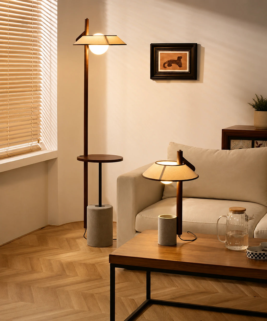 Lampadaire liseuse avec tablette et la lampe à poser assortie dans un salon parqueté