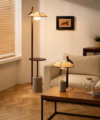 Lampadaire liseuse avec tablette et la lampe à poser assortie dans un salon parqueté