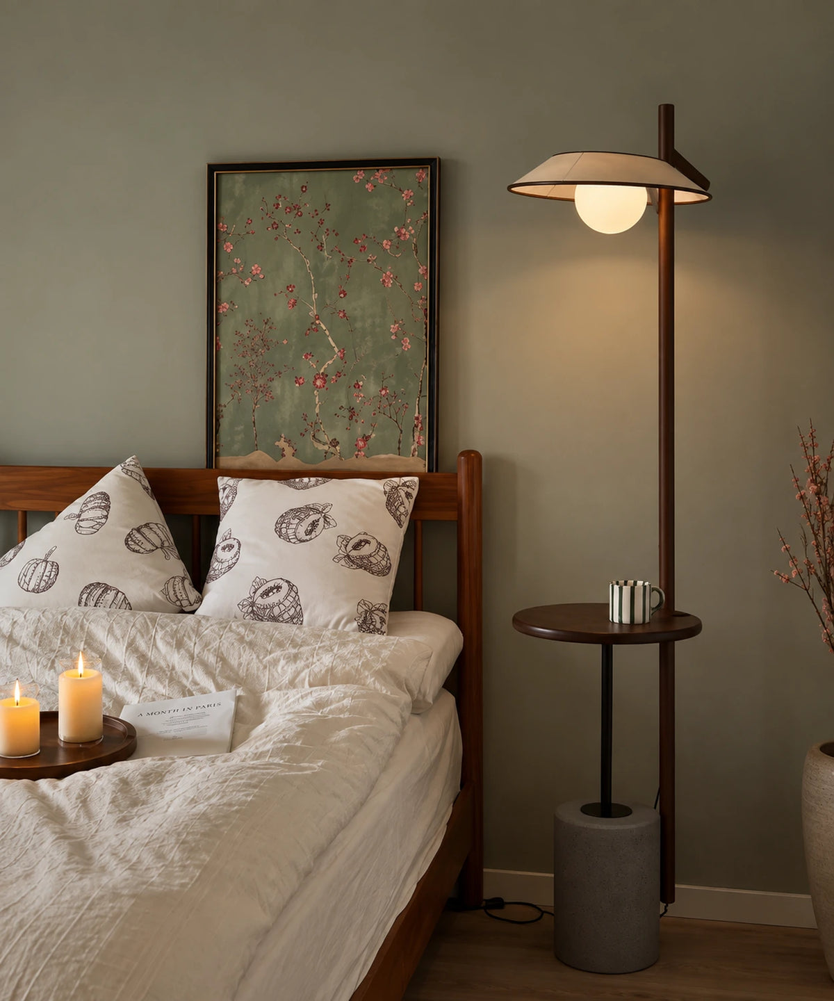 Lampadaire liseuse avec tablette au chevet d’un lit en bois, globe opalin allumé Image