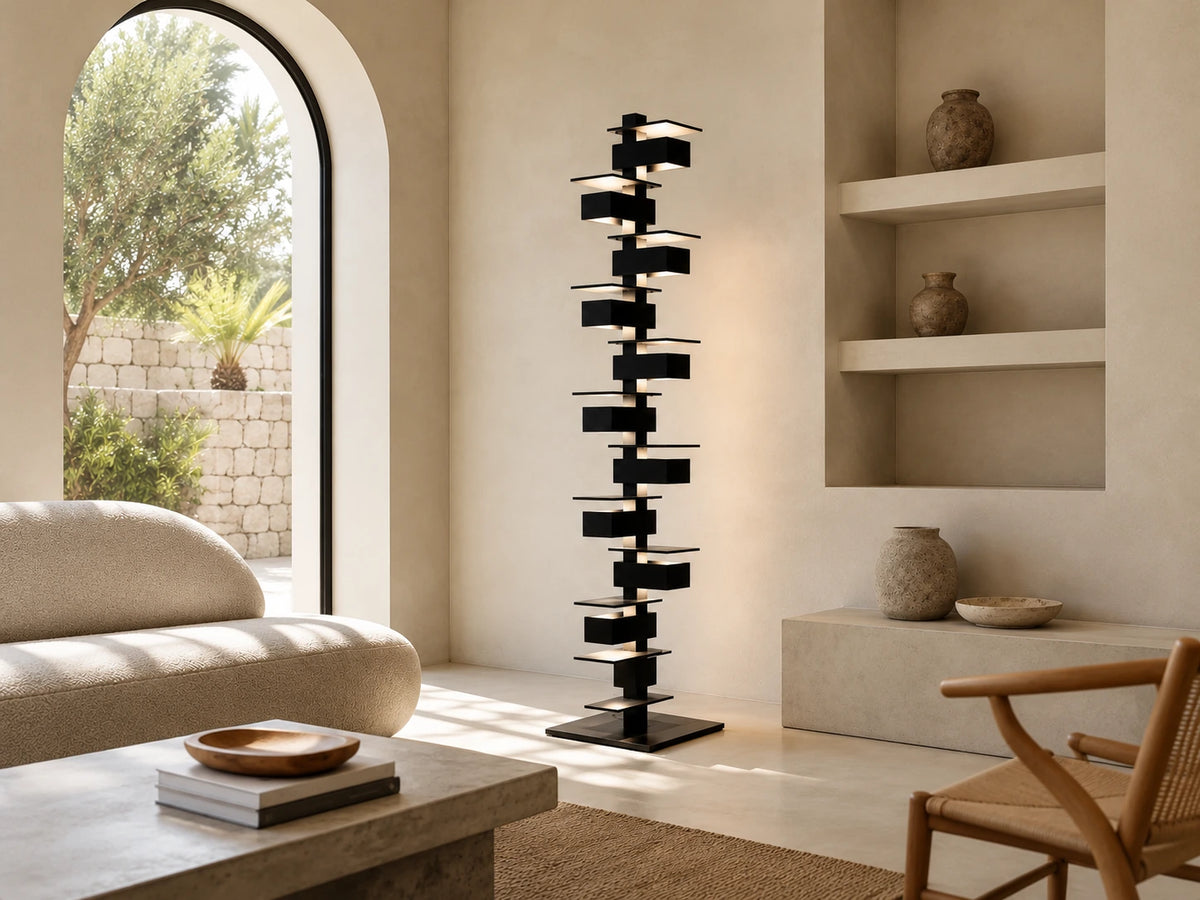 Lampadaire noir à plateaux carrés superposés, du sommet au socle dans un salon Image