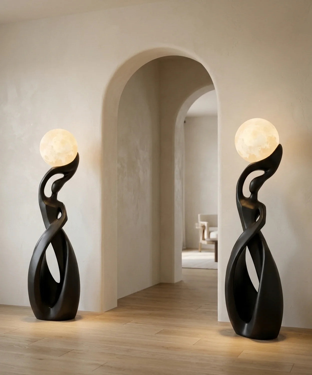 Deux lampadaires sculpture de part et d autre d une arche en enduit clair Image