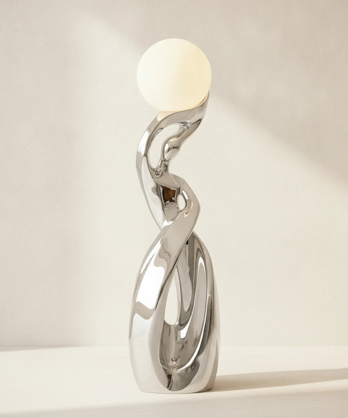 Lampadaire sculpture finition chrome argent poli, sphère lune allumée