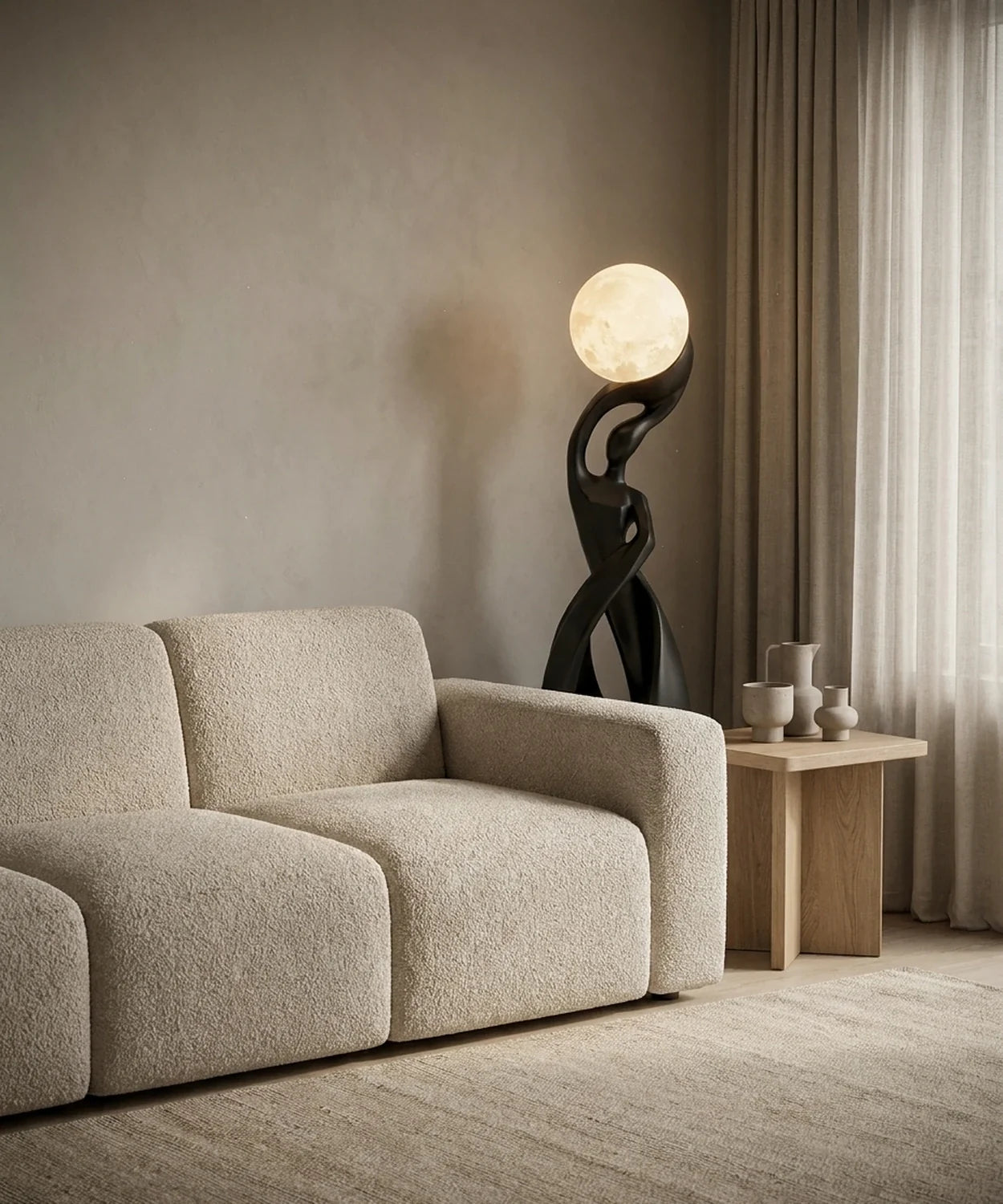 Lampadaire sculpture de 82 cm à côté d un canapé trois places dans un salon clair