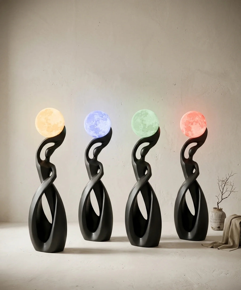 Quatre lampadaires sculpture avec la sphère lune en jaune chaud, bleu, vert et rouge