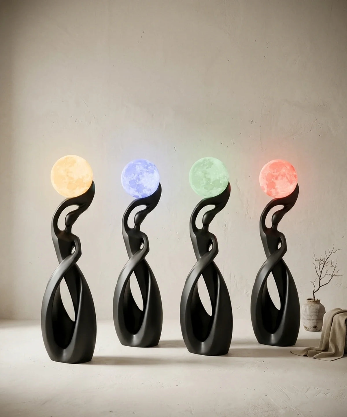 Quatre lampadaires sculpture avec la sphère lune en jaune chaud, bleu, vert et rouge