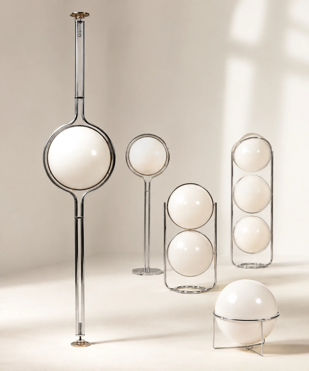 Le lampadaire sol-plafond et les lampes de la même famille, globes blancs éteints