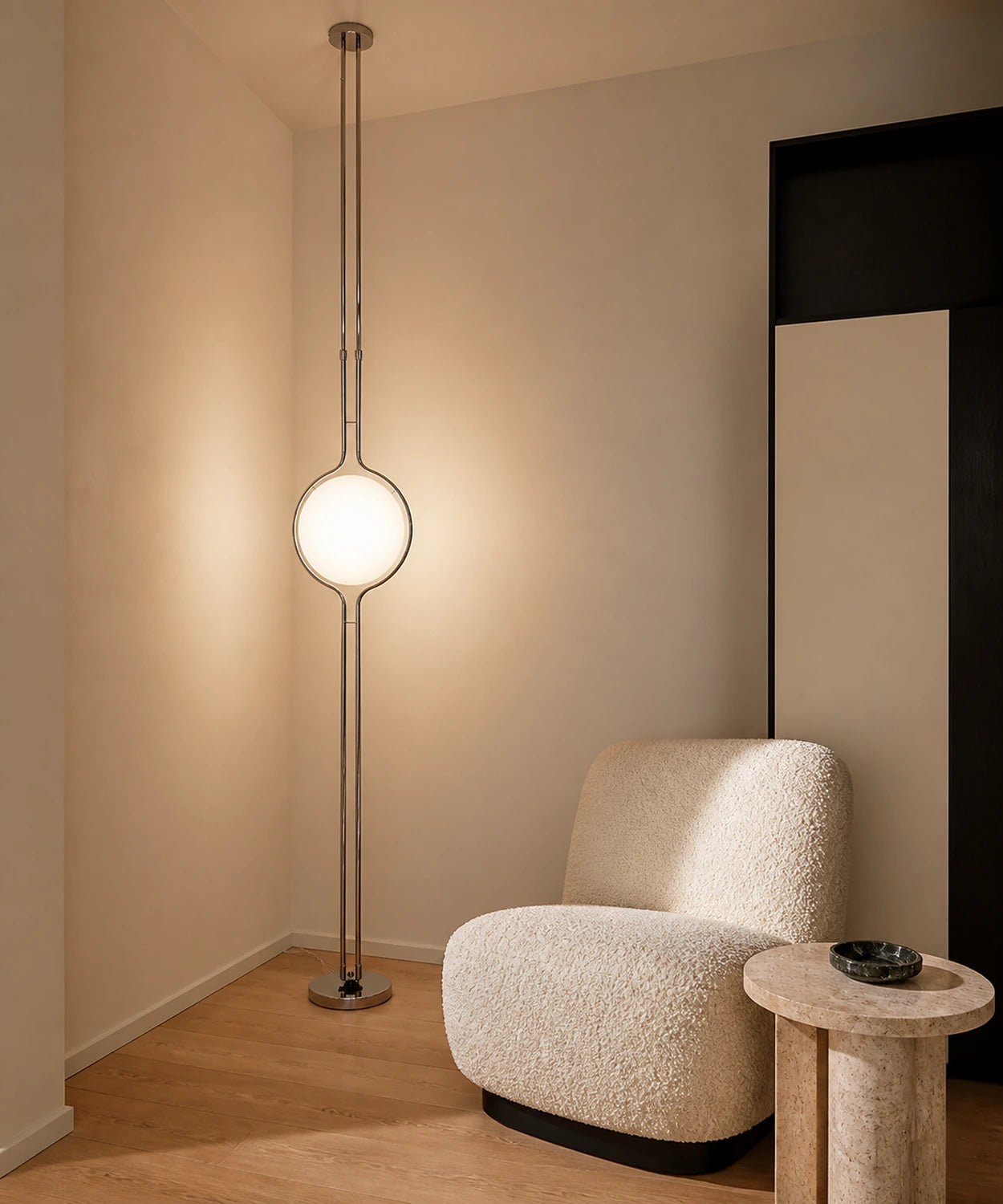 Lampadaire sol-plafond à boule opaline dans un coin lecture Image