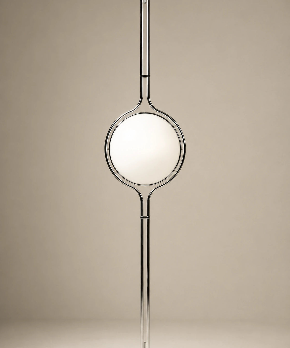 Lampadaire sol plafond boule opaline, globe blanc éteint, mât et anneau chromés