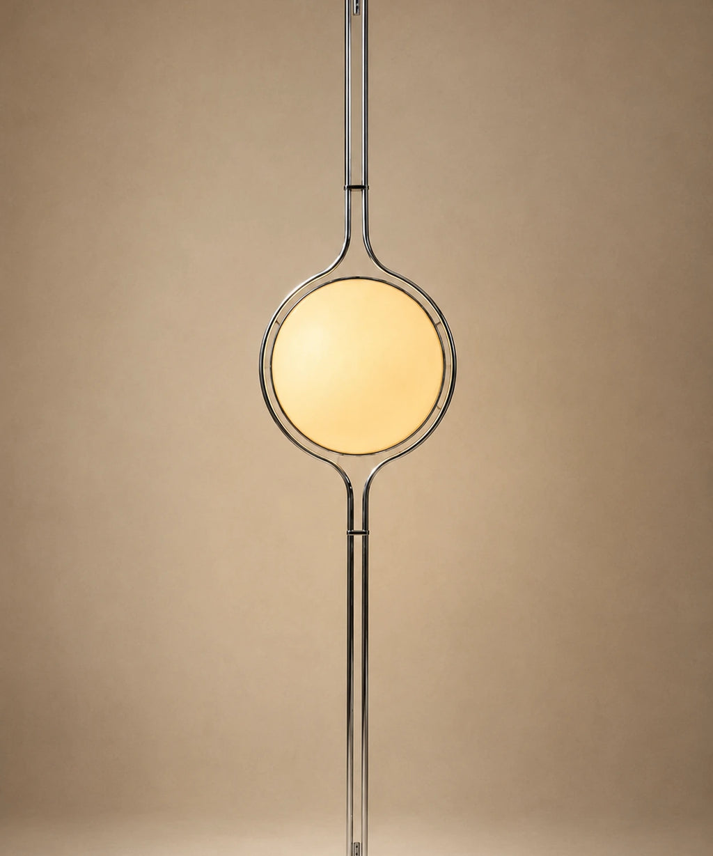 Lampadaire sol plafond boule opaline, globe jaune allumé, mât et anneau chromés