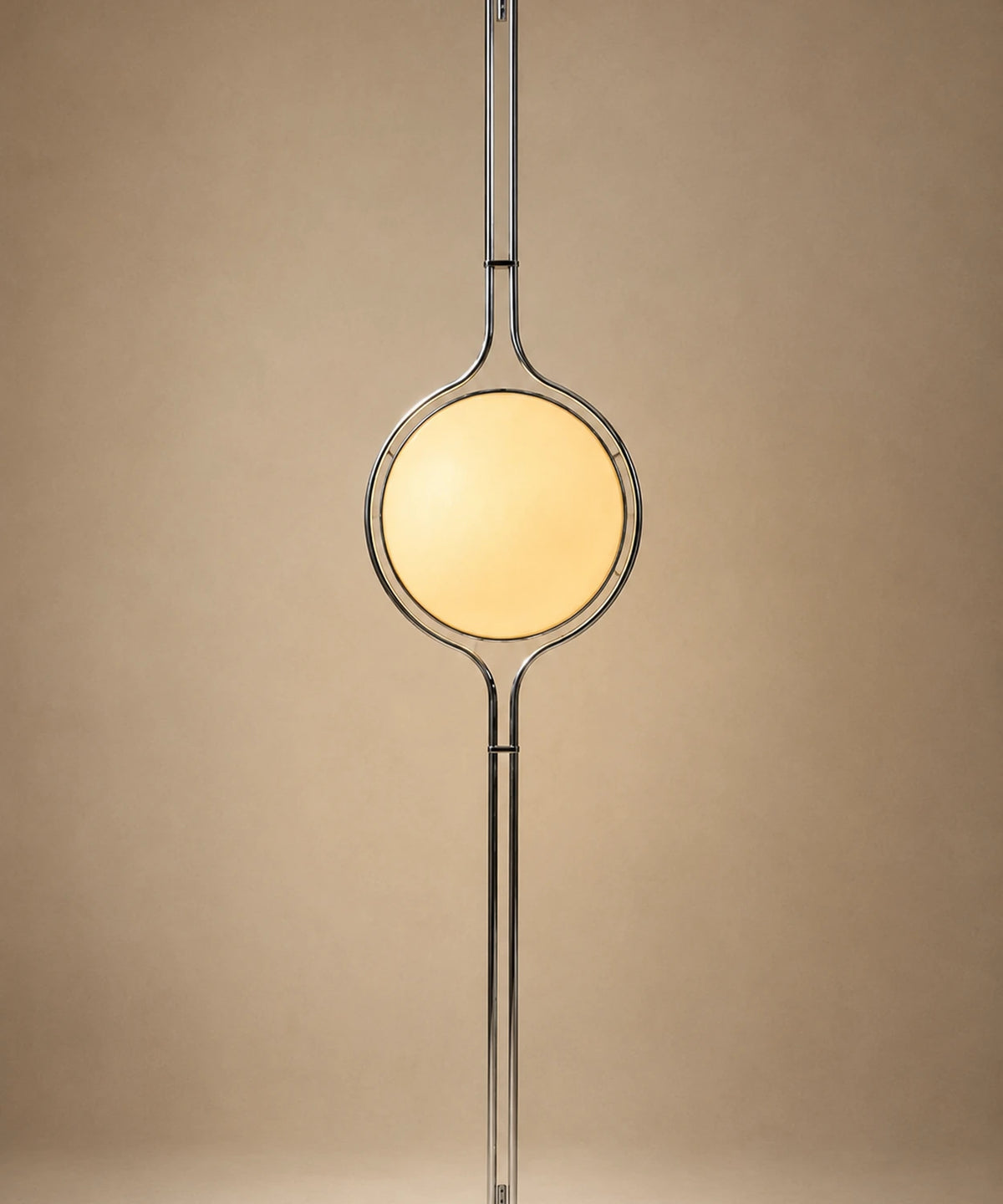 Lampadaire sol plafond boule opaline, globe jaune allumé, mât et anneau chromés