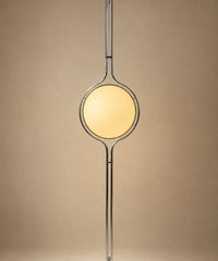 Lampadaire sol plafond boule opaline, globe jaune allumé, mât et anneau chromés