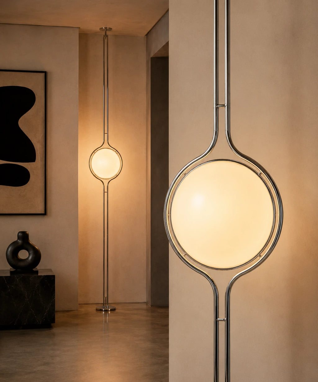 Lampadaire sol plafond boule opaline, deux mâts chromés à hauteurs de boule différentes