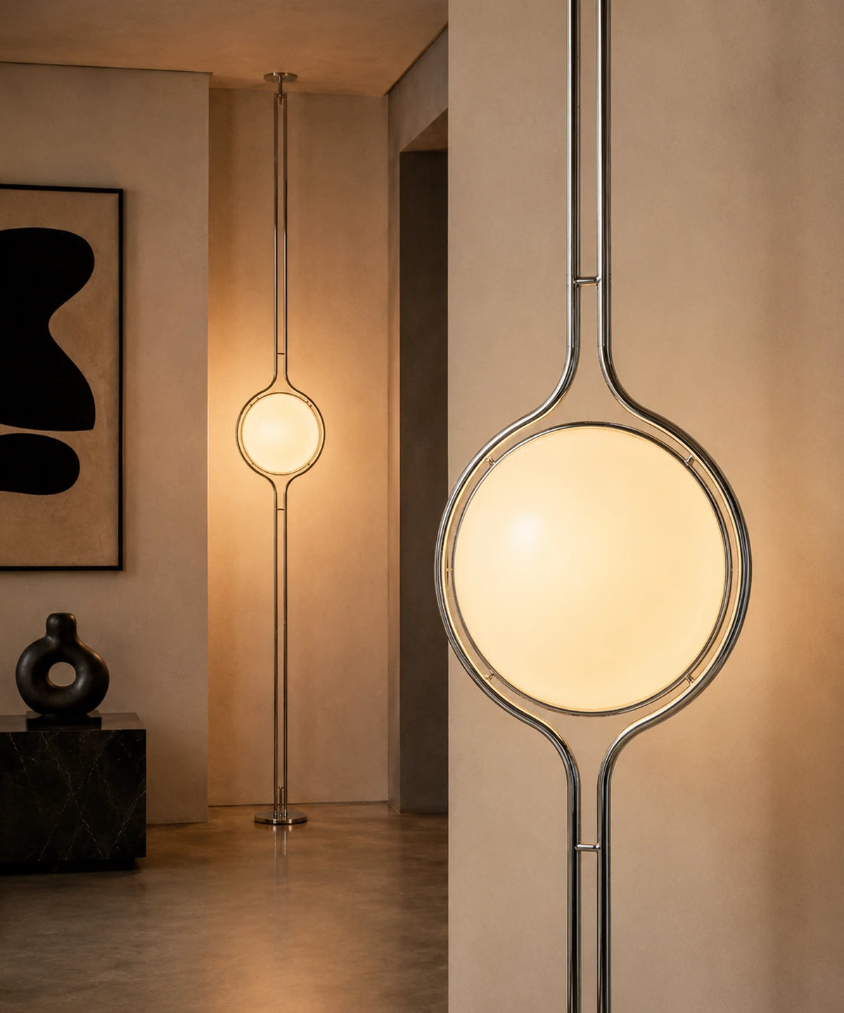 Lampadaire sol plafond boule opaline, deux mâts chromés à hauteurs de boule différentes