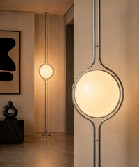 Lampadaire sol plafond boule opaline, deux mâts chromés à hauteurs de boule différentes
