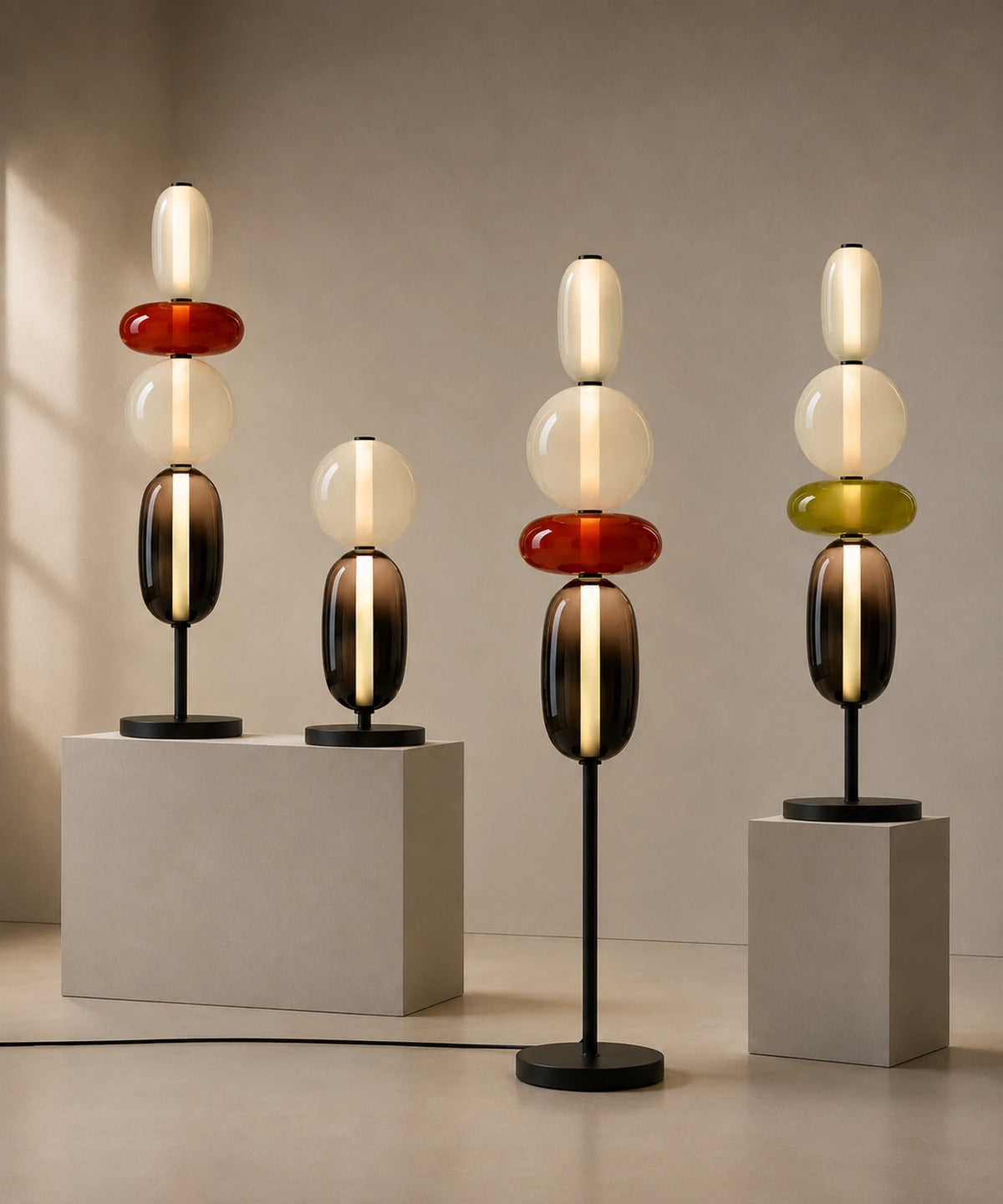 Lampes à poser à boules de verre en plusieurs accords présentées sur des socles