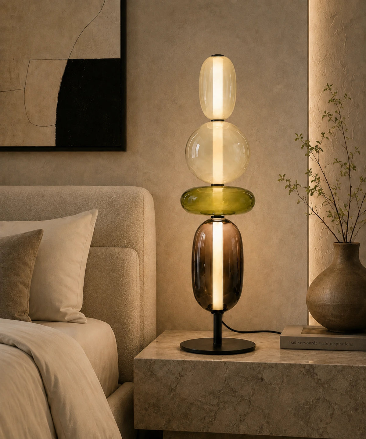 Lampe à poser 4 boules de verre accord olive sur une table de chevet en pierre