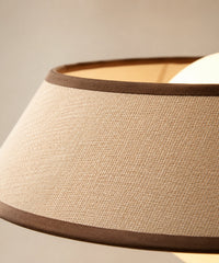 Détail du lin tissé et de la bordure en bois de l’abat-jour de la lampe à poser béton