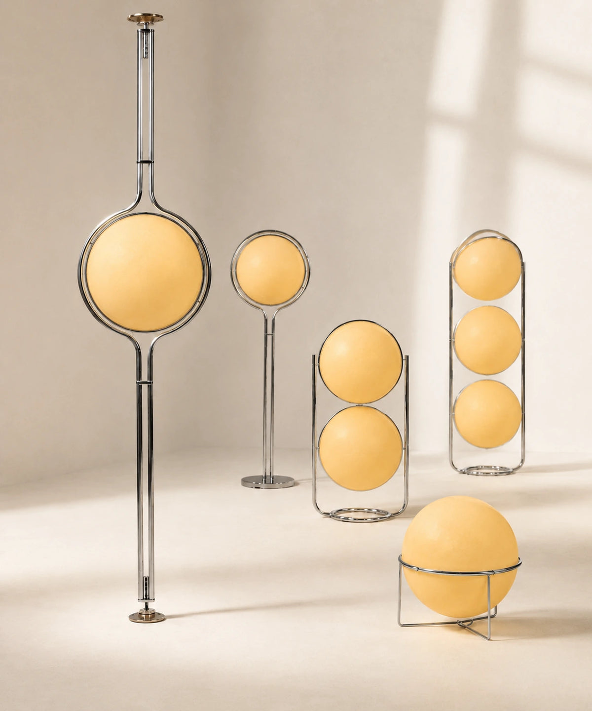 Lampe à poser boule opaline jaune allumée parmi les lampadaires de la même famille