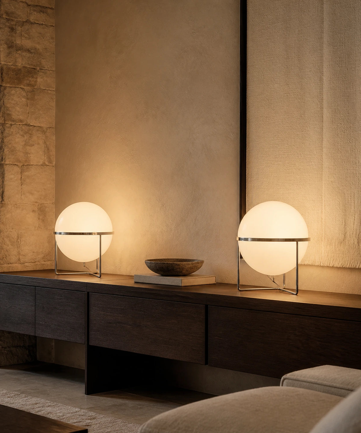 Lampe à poser à boule opaline, deux exemplaires allumés dans un intérieur clair
