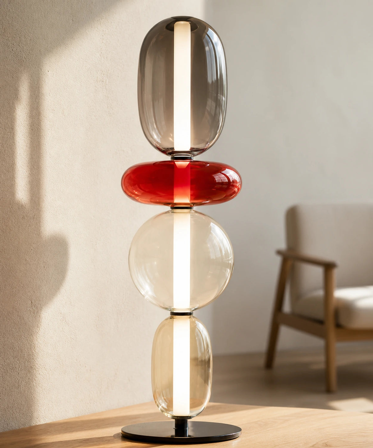 Détail de la lampe à poser à boules de verre, verre soufflé teinté dans la masse