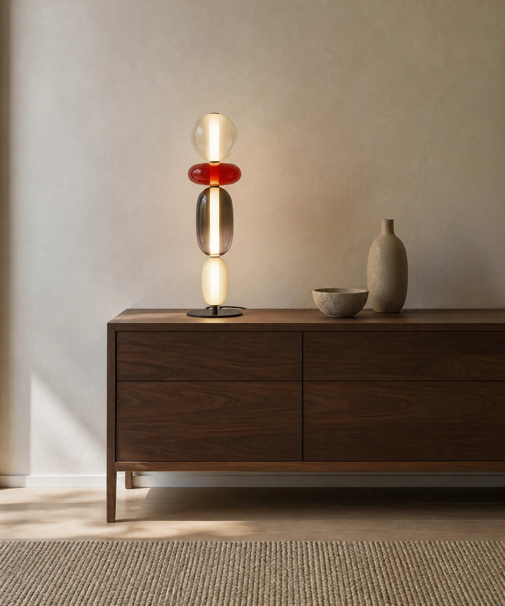 Lampe à poser à boules de verre empilées à l'échelle, comparé au mobilier de la pièce