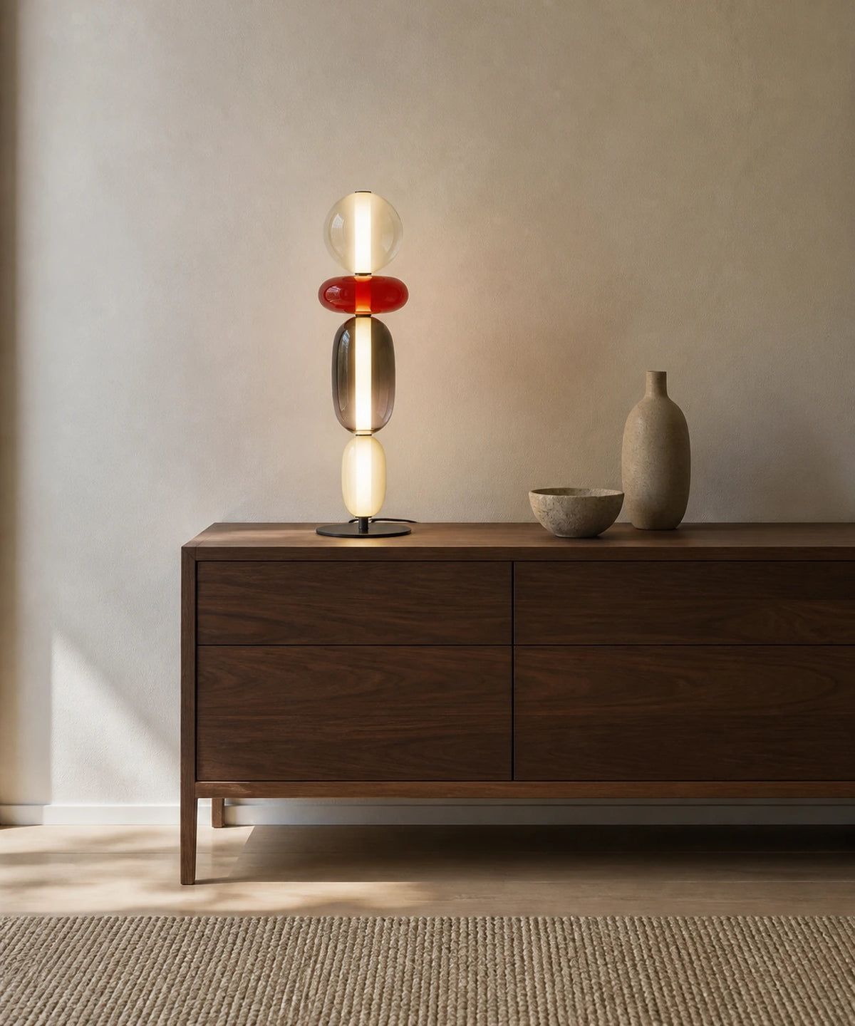 Lampe à poser à boules de verre empilées à l'échelle, comparé au mobilier de la pièce