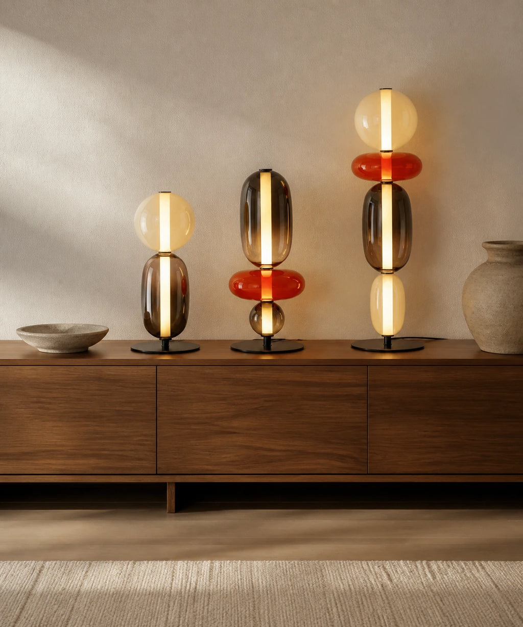 Lampe à poser à boules de verre empilées, deux exemplaires allumés dans un intérieur clair