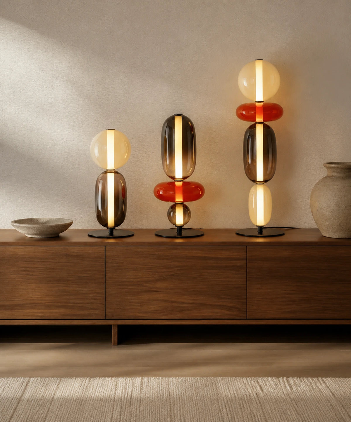 Lampe à poser à boules de verre empilées, deux exemplaires allumés dans un intérieur clair