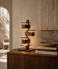 Lampe à poser originale finition noyer, 46 cm, posée sur un buffet à côté de livres