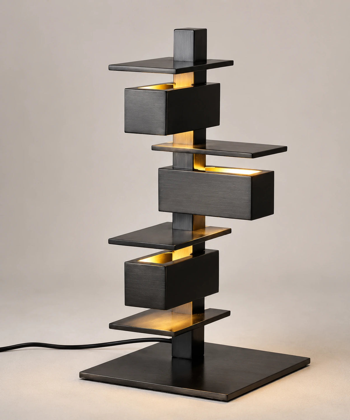 Lampe à poser design noir mat, 46 cm, caissons empilés autour du mât central