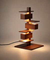 Lampe à poser originale design finition noyer, 46 cm, plateaux et caissons empilés en spirale