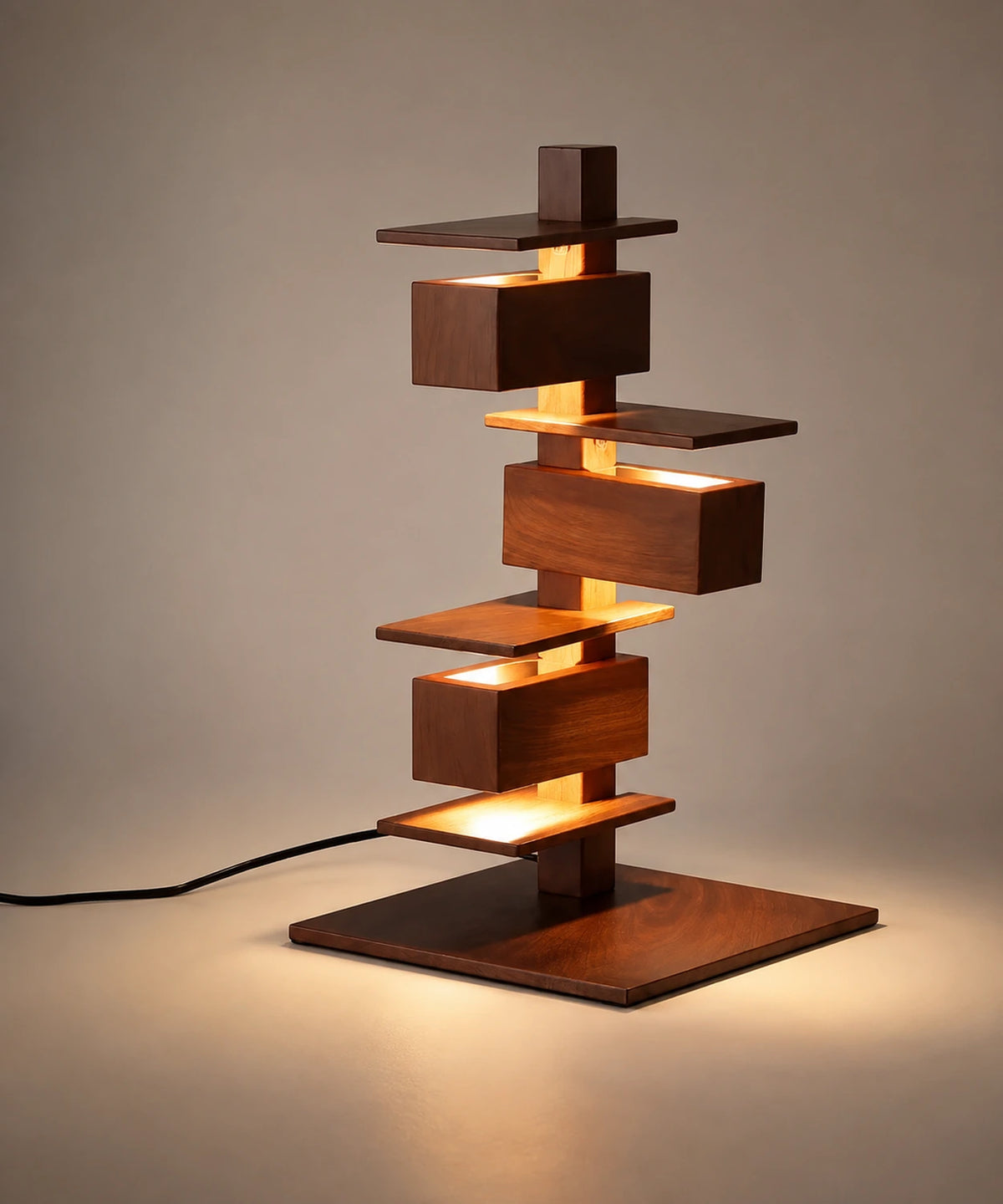 Lampe à poser originale design finition noyer, 46 cm, plateaux et caissons empilés en spirale