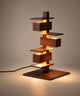 Lampe à poser originale design finition noyer, 46 cm, plateaux et caissons empilés en spirale