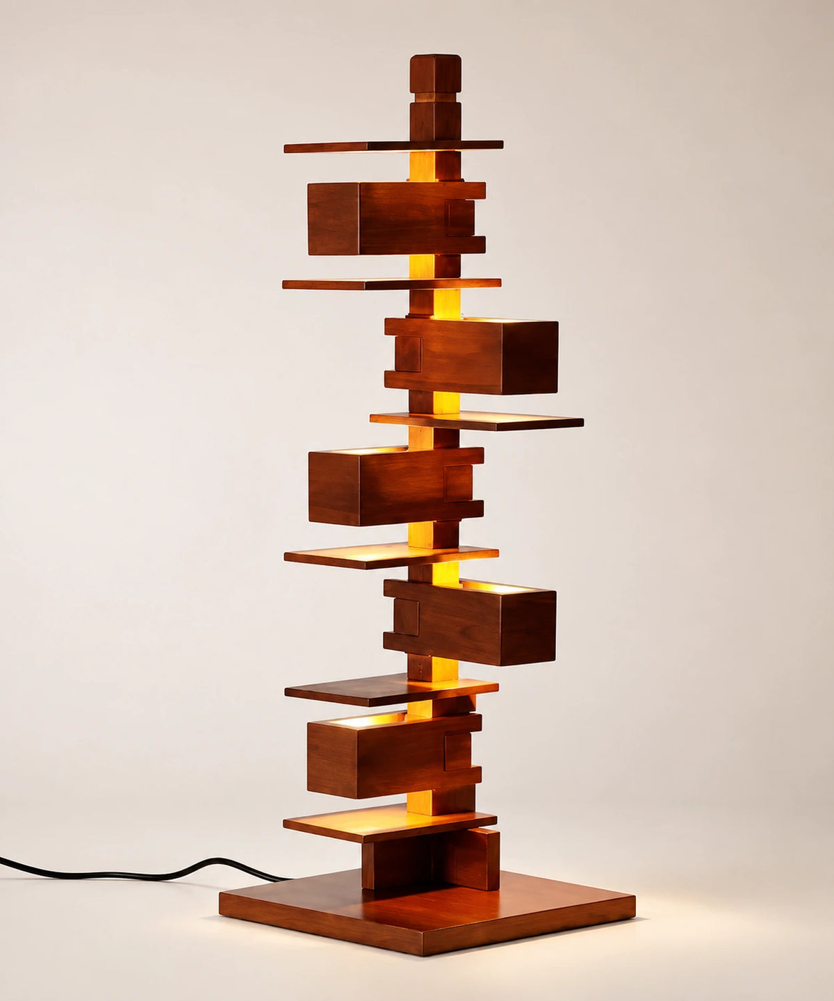 Lampe à poser originale finition noyer, 70 cm, tour de plateaux éclairés entre les étages