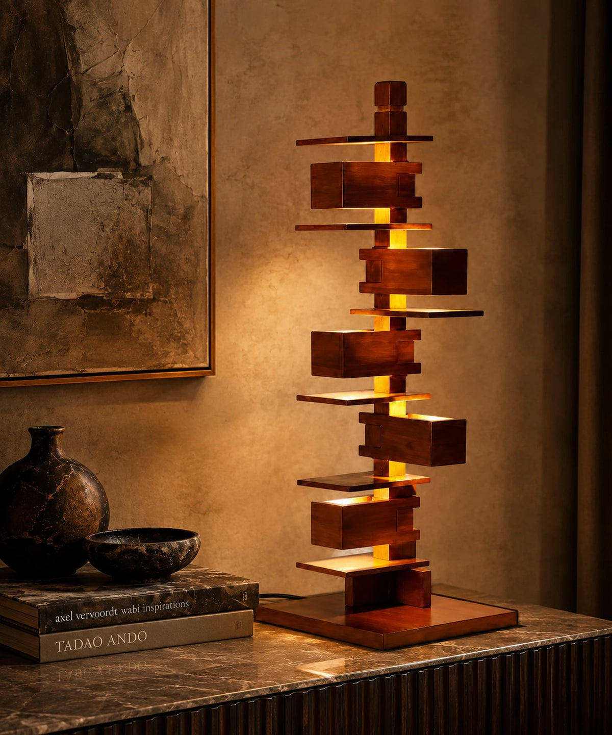 Lampe à poser originale design à plateaux empilés, finition noyer, allumée sur un buffet en marbre
