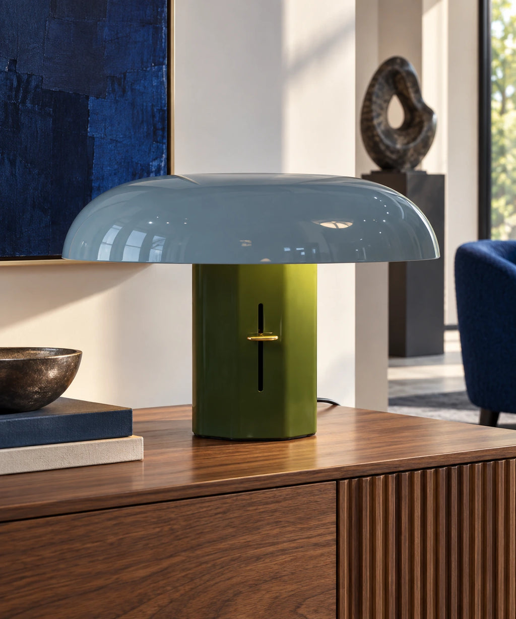 Lampe champignon bicolore bleu et vert sur une console en bois, avec un abat-jour galbé