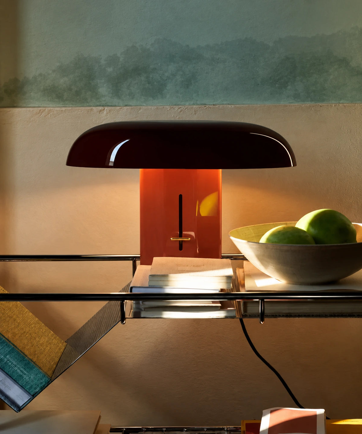 Lampe champignon rouge et orange sur une console en verre, avec un éclairage sous l’abat-jour Image